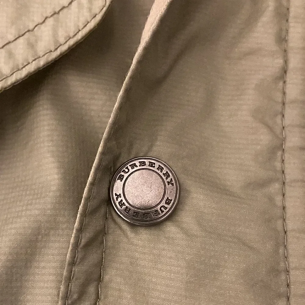Burberry Boys Rain Jacket with Hood. Olive green Nylon. Size 4 Yr.